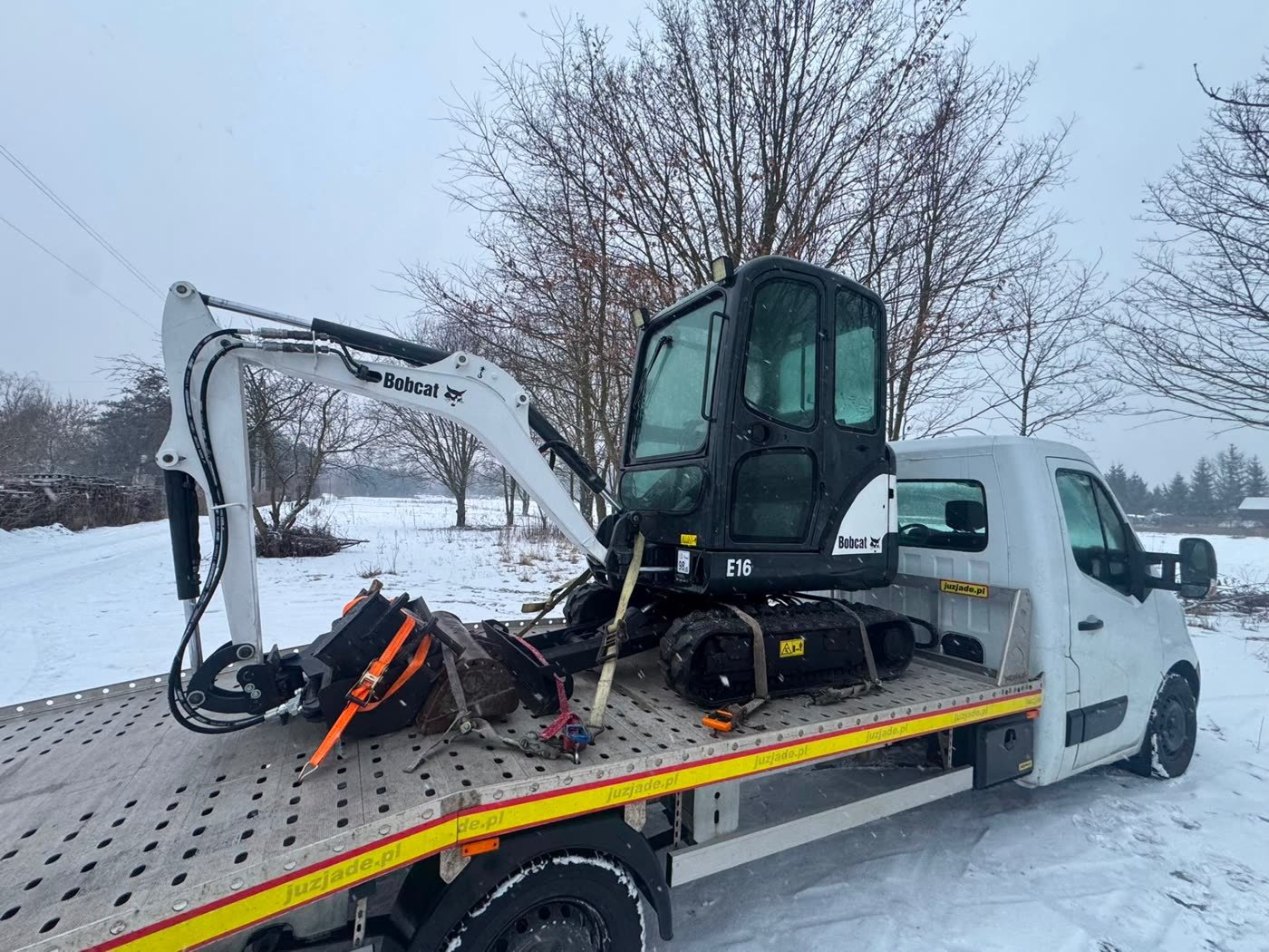Mini koparka Bobcat E16 na lawecie gotowa do transportu