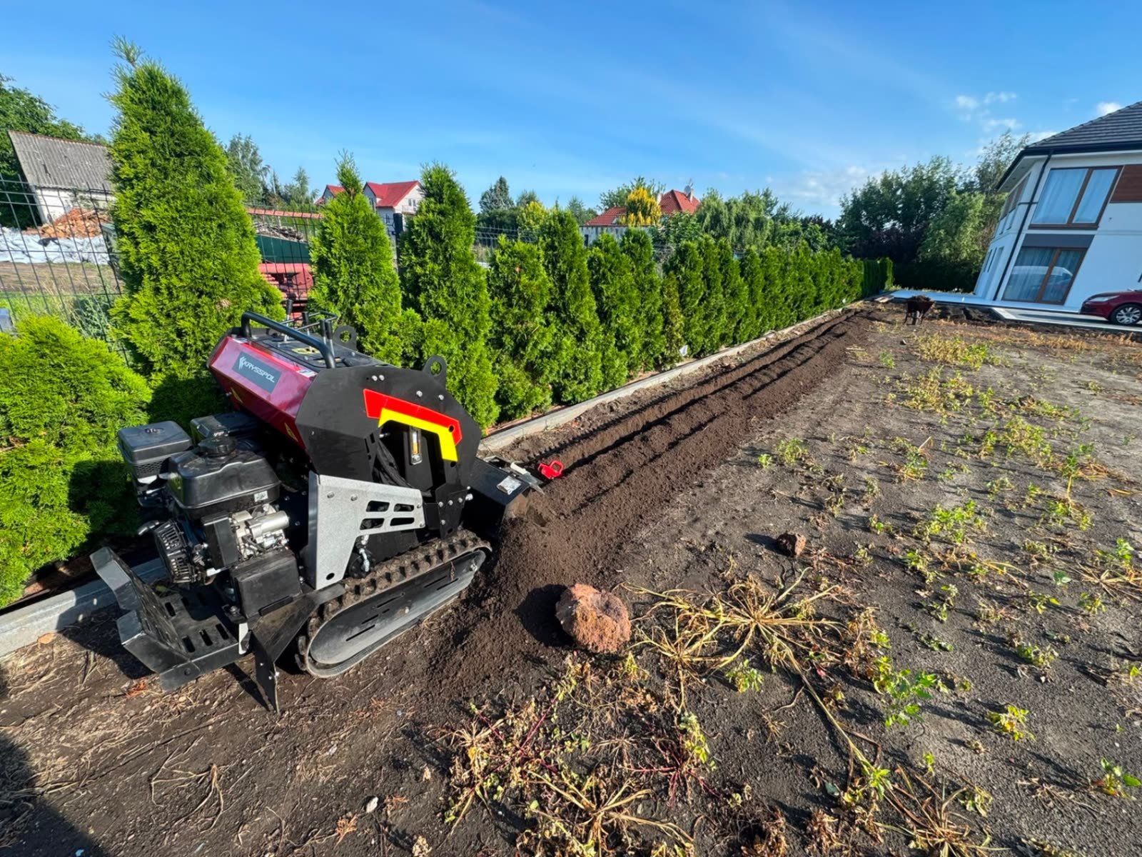 Maszyna Top Garden przygotowująca teren pod nawodnienie ogrodu